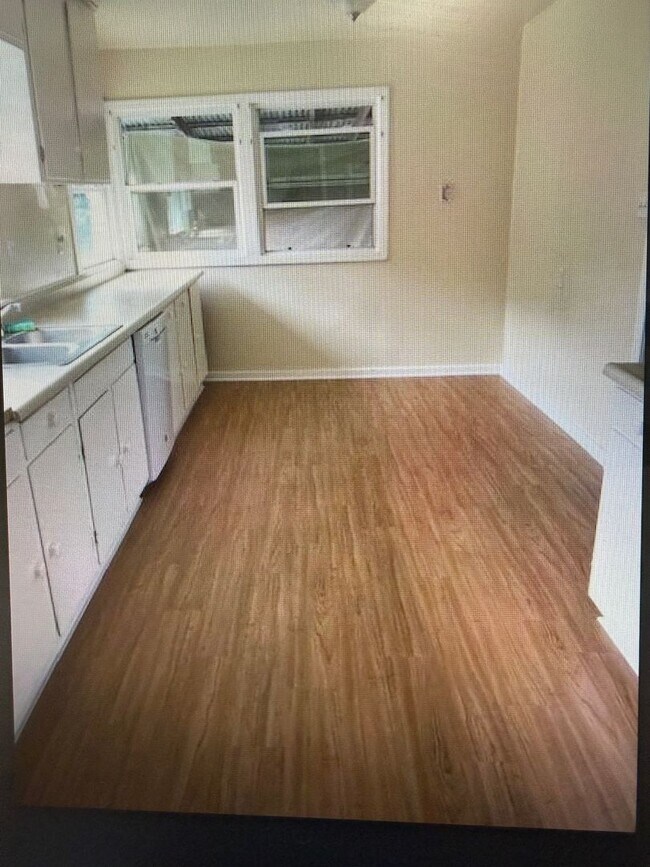 Building Photo - Country setting