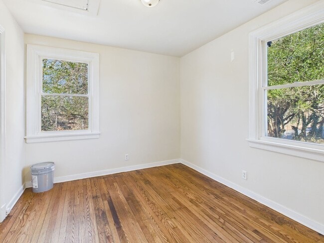 Building Photo - 500 Pelham Dr