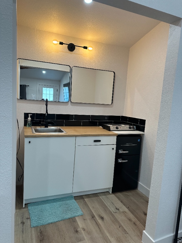 Building Photo - 858 E White Mountain Blvd