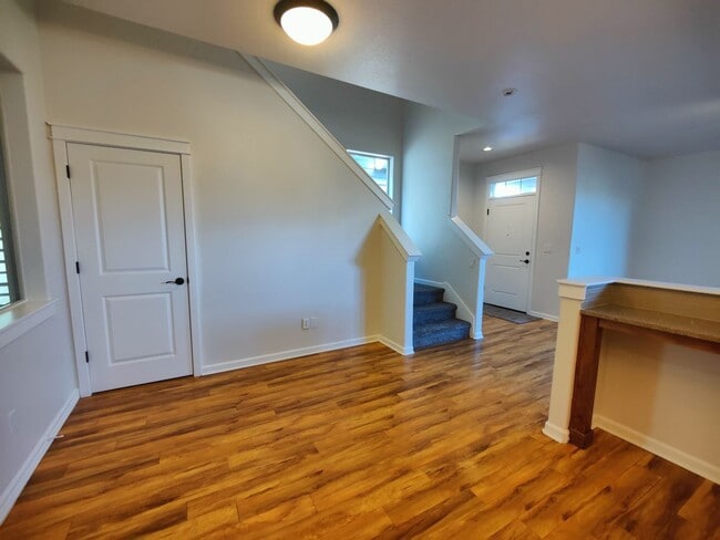 Building Photo - Beautiful 3x2.5 with fenced patio and upstairs bonus area