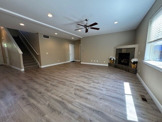 Building Photo - Large Home SW Bend