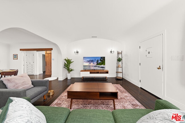 Building Photo - 2624 S Palm Grove Ave