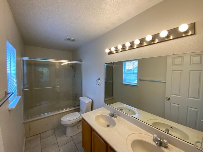 Building Photo - 3 Bedroom Home Available In Gated Communit...