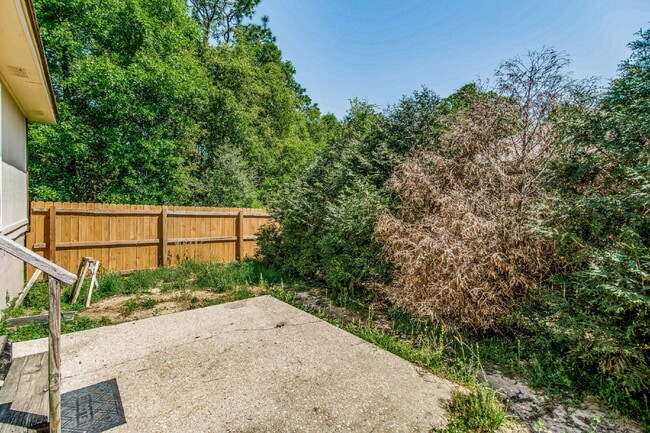 Building Photo - Experience the charm of this fabulous dupl...