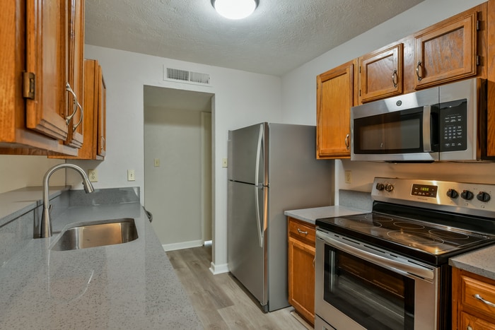 Building Photo - 7024 Greenview Cir S