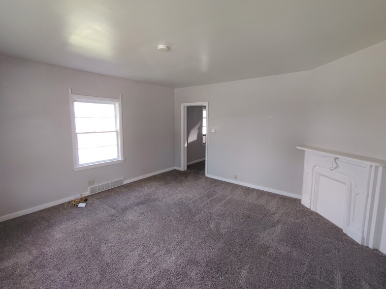 Building Photo - 330 N 11th St