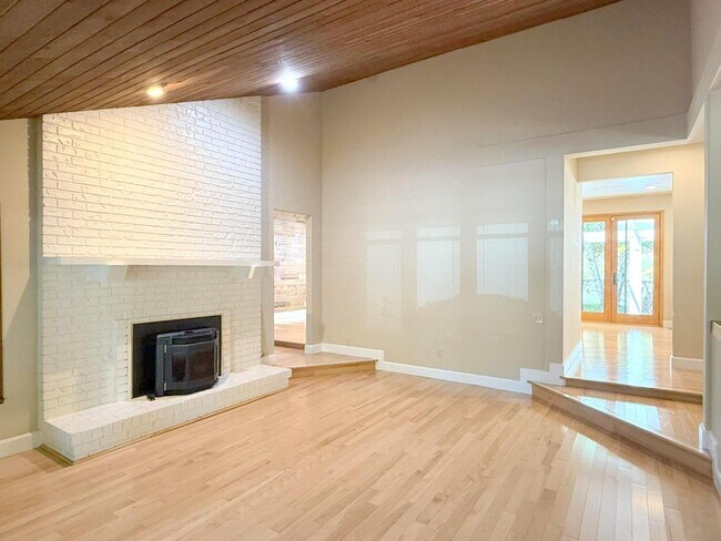 Building Photo - NEW PRICE ! Sprawling ranch home located i...