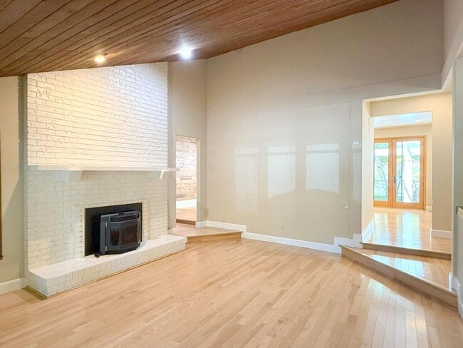 Building Photo - Sprawling ranch home located in highly des...