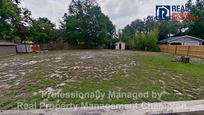 Building Photo - Charming Home Backing up to Arrowhead Park...