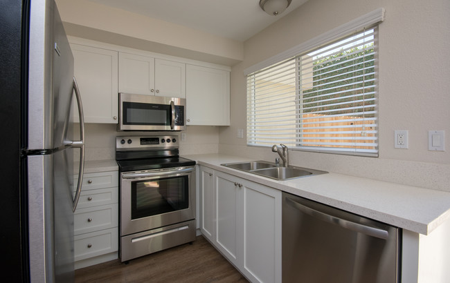 Building Photo - Leucadia Surf Townhouses
