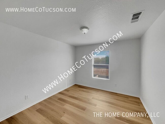 Building Photo - 1542 E Melridge St