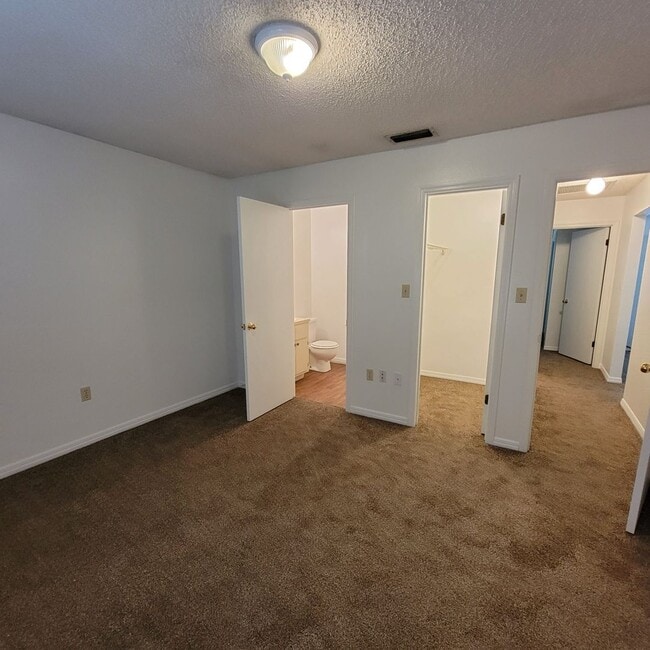 Building Photo - 2 bed 1.5 bath just remodeled