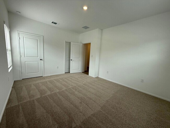 Building Photo - 519 Vantage Dr