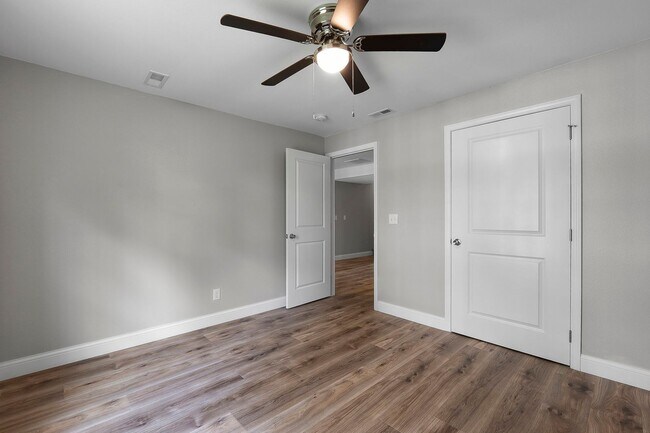 Building Photo - 424/426 E. Deerwood Dr