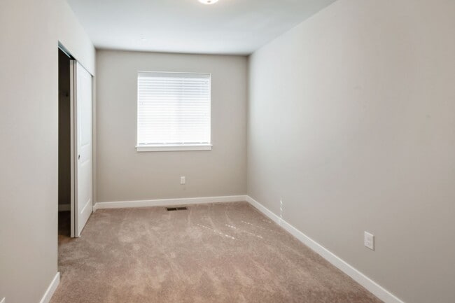Building Photo - Newly Built 5BD 2.5BA in LSSD