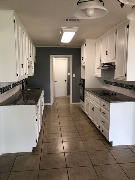 kitchen with granite counter tops - 2904 Richard Rd.