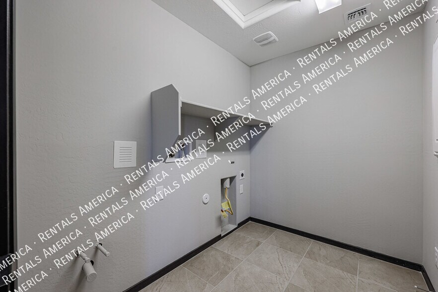 Building Photo - 5610 N 90th Dr