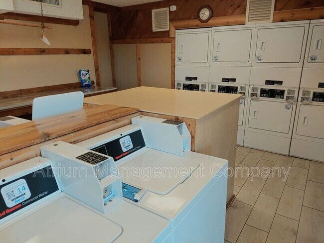 Building Photo - 1920 Edgewood Dr