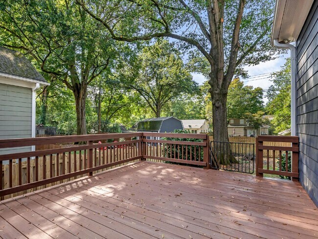 Building Photo - Super cute bungalow in Chantilly with rocking chair front porch!