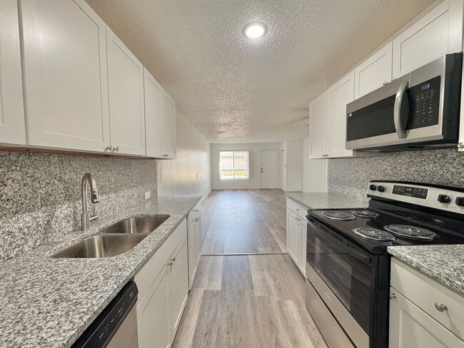 Building Photo - Winter Ridge - End Unit & Canal Front