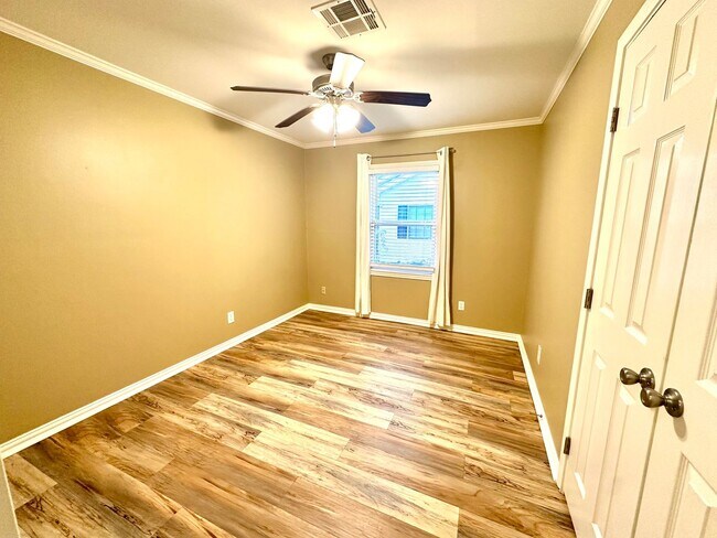 Building Photo - **Application Received ** Available Now! Charming 4-Bedroom Home with Modern Kitchen & Spacious B...