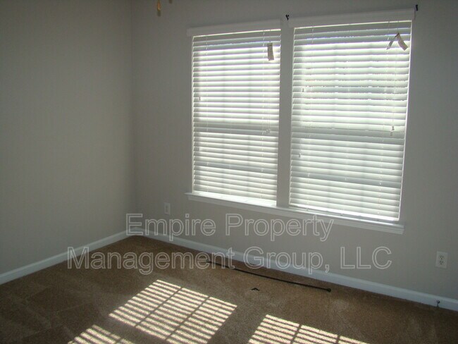 Building Photo - 384 Denman Loop
