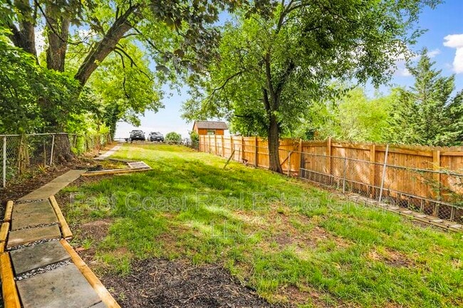 Building Photo - 208 N Mary St