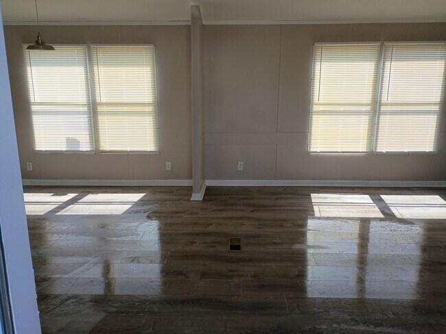 Building Photo - 3 Bedroom/2 Bathroom Home on a Large Lot
