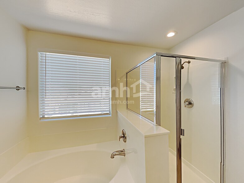 Building Photo - 2324 W Barwick Dr