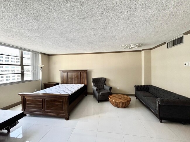 Building Photo - 999 Brickell Bay Dr