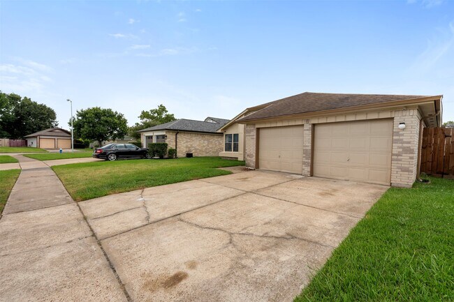 Building Photo - 10954 Pigeonwood Dr