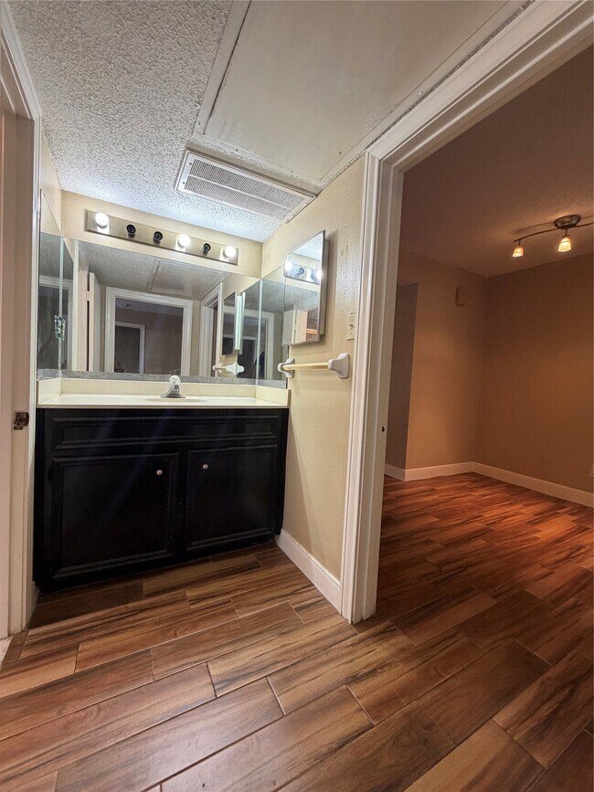 Building Photo - 1901 Brun St