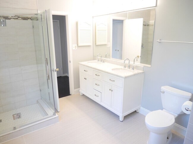 Building Photo - Spacious 5 Bedroom Home in Quiet Cul-de-Sac