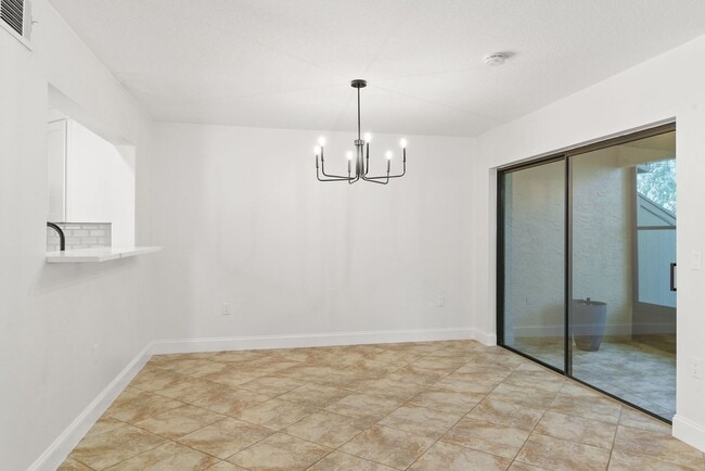 Building Photo - Charming Townhouse for Lease