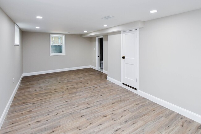 Building Photo - 4 Bedroom 2.5 Bathroom Open Floor Plan 3 S...