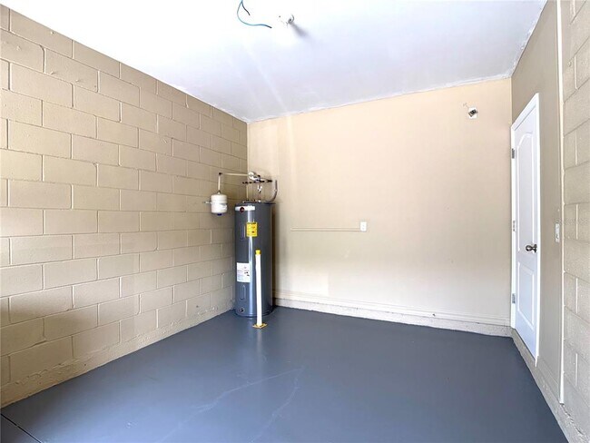 Building Photo - 447 Arbor Lakes Dr