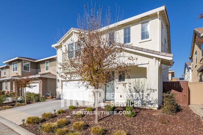 Building Photo - Upscale Elk Grove Home in Gated Community