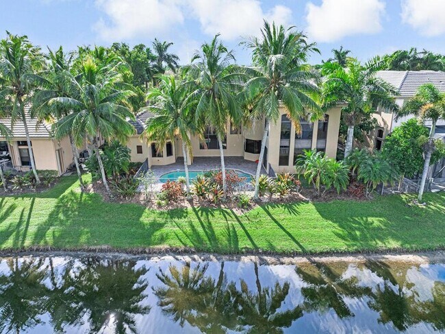 Building Photo - 10513 Versailles Blvd