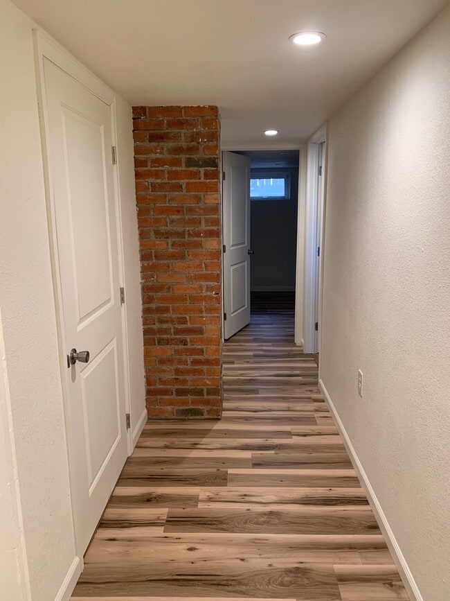 Building Photo - 2 BEDROOMS PLUS 2 BONUS ROOMS, 2 BATHROOM SINGLE FAMILY HOME WITH 1 CAR GARAGE