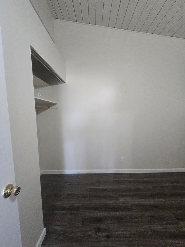 Building Photo - 2 bed / 1 bath Duplex