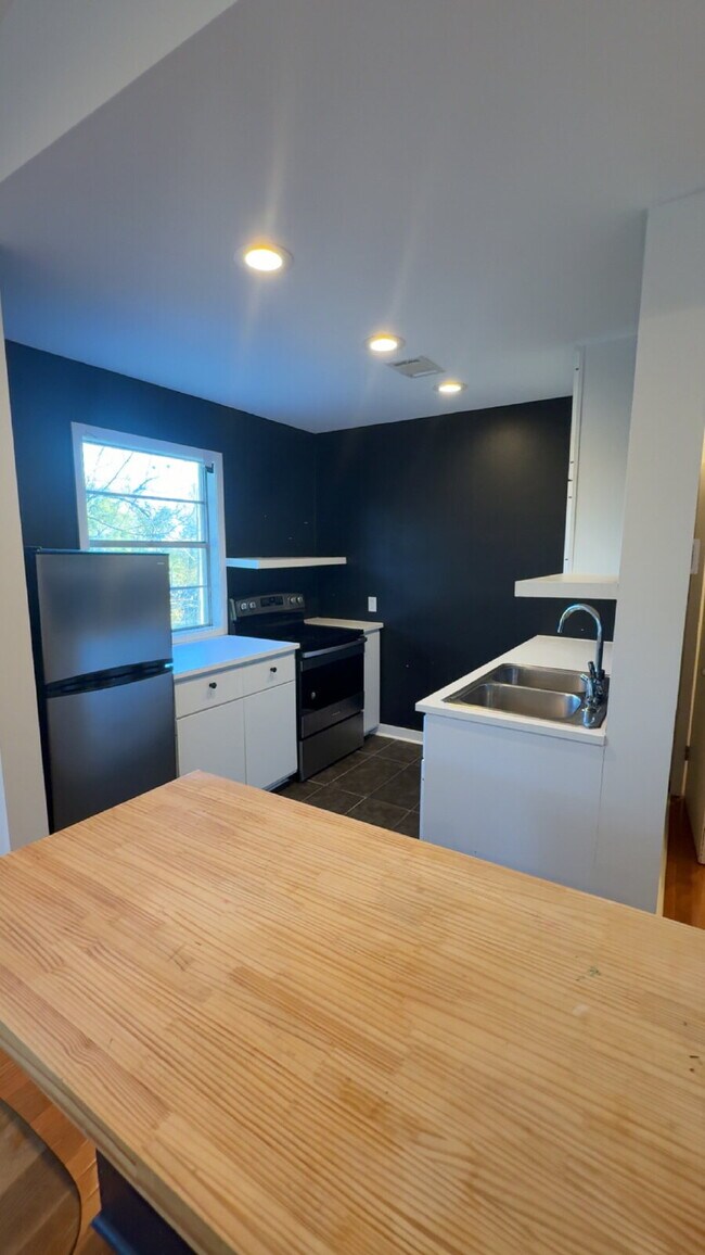 Building Photo - One bedroom in Belhaven Heights!
