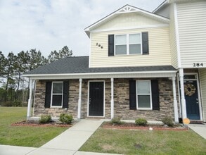 Building Photo - End Unit! Screened Porch!