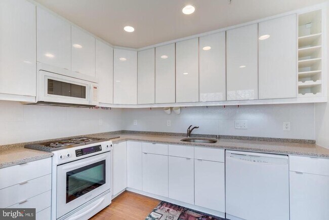 Building Photo - 7046 Falls Reach Dr