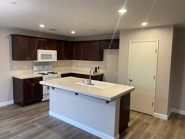 Building Photo - 450 Topanga Ct