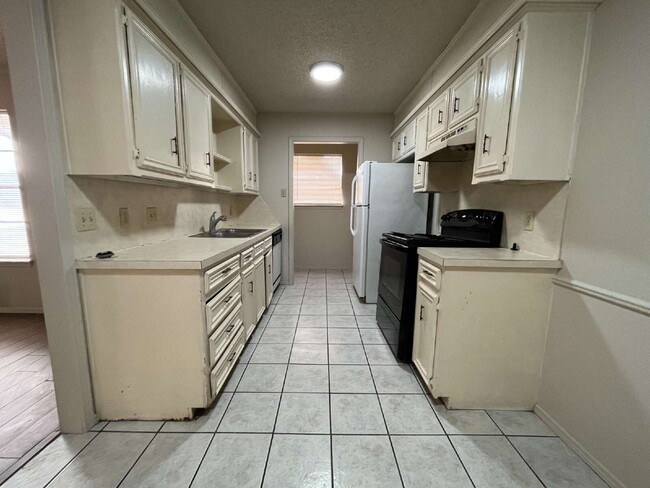 Building Photo - Cute 2 bed!