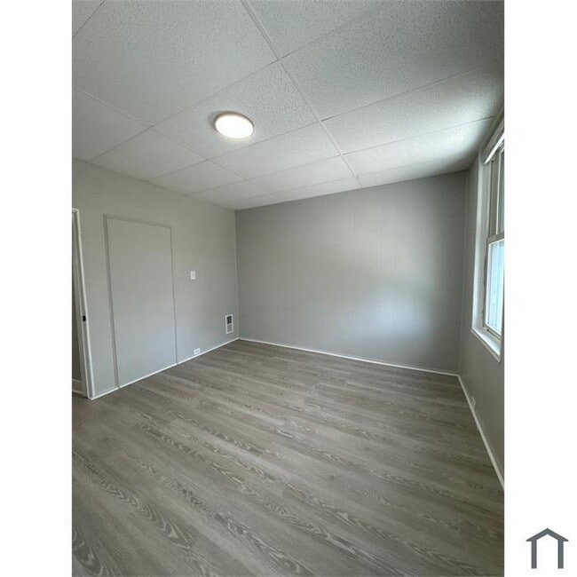 Building Photo - 3 Bedroom Rehabbed