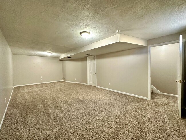 Building Photo - **BRAND NEW CARPETS** Beautiful Home in Bl...