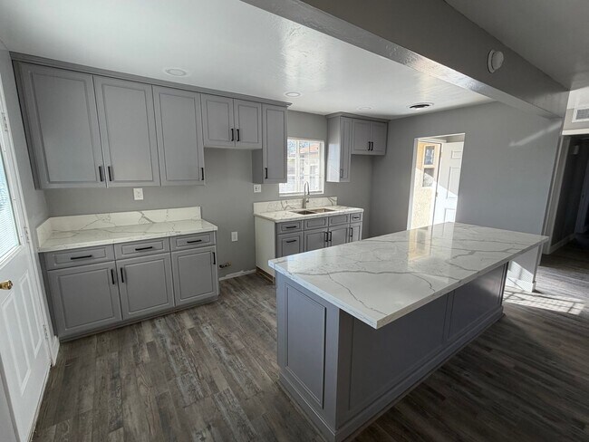 Building Photo - Newley Remodeled 3 BD 2 BA house with Big lot in SW Bakersfield