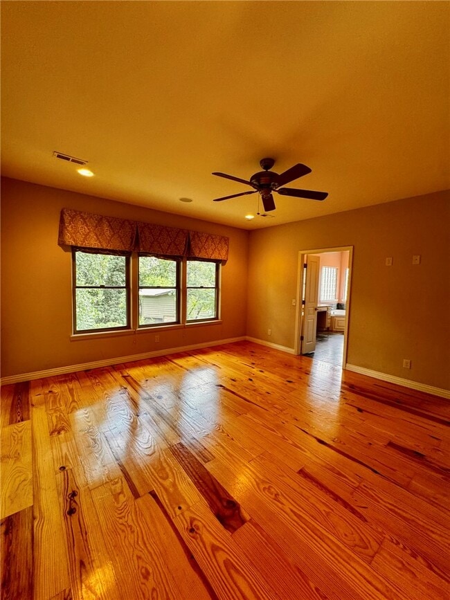 Building Photo - 723 N Lakeview Dr