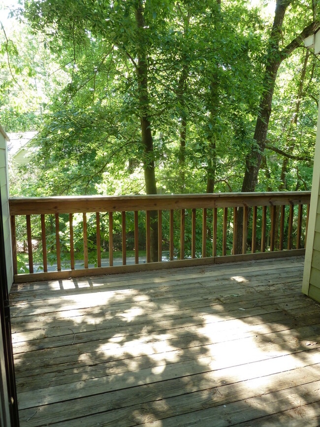 Building Photo - Nice 2br townhome in quiet neighborhood, r...
